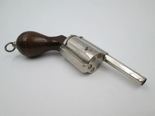 Raro combo mecánico victoriano. Revólver. Metal plateado y madera. 1880