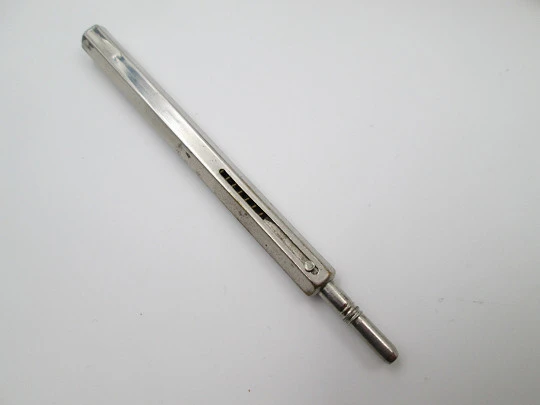 Raro combo mecánico victoriano. Revólver. Metal plateado y madera. 1880