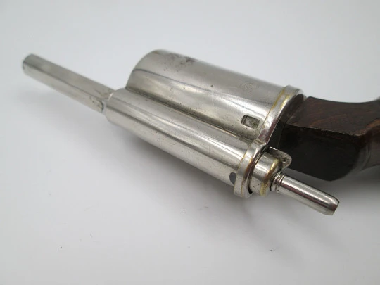 Raro combo mecánico victoriano. Revólver. Metal plateado y madera. 1880