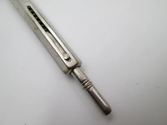 Raro combo mecánico victoriano. Revólver. Metal plateado y madera. 1880