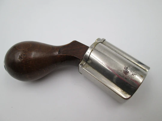Raro combo mecánico victoriano. Revólver. Metal plateado y madera. 1880