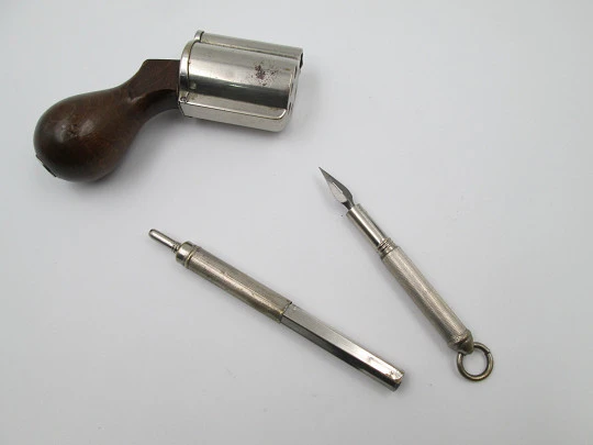 Raro combo mecánico victoriano. Revólver. Metal plateado y madera. 1880