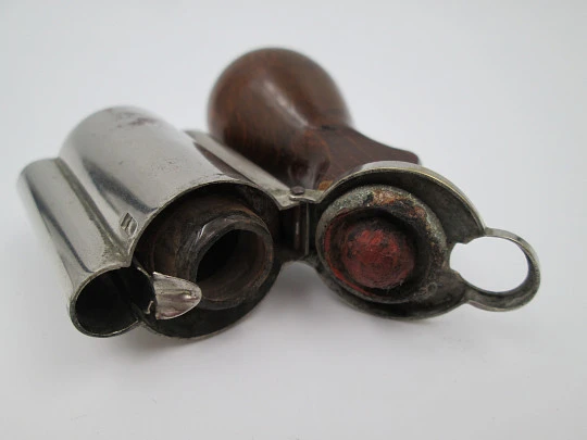 Raro combo mecánico victoriano. Revólver. Metal plateado y madera. 1880