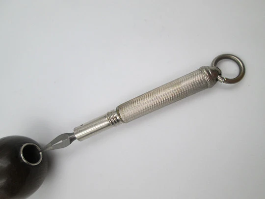 Raro combo mecánico victoriano. Revólver. Metal plateado y madera. 1880