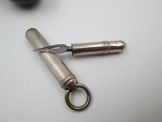 Raro combo mecánico victoriano. Revólver. Metal plateado y madera. 1880