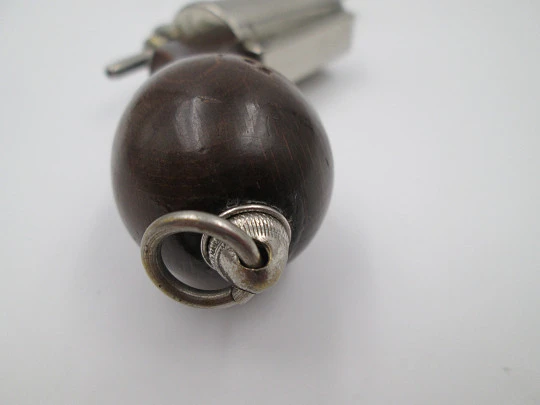 Raro combo mecánico victoriano. Revólver. Metal plateado y madera. 1880