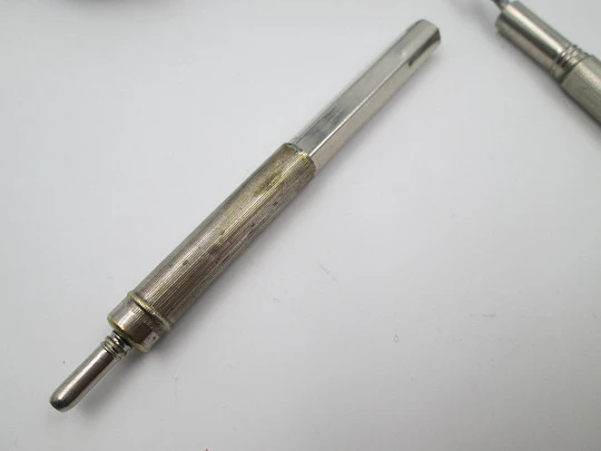 Raro combo mecánico victoriano. Revólver. Metal plateado y madera. 1880