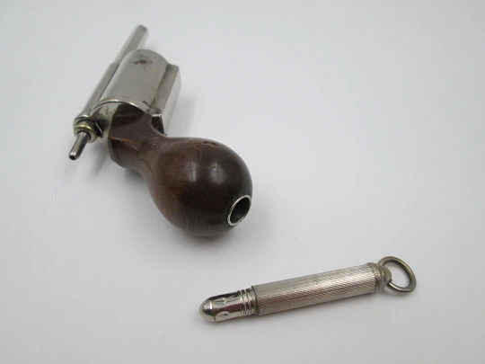 Raro combo mecánico victoriano. Revólver. Metal plateado y madera. 1880