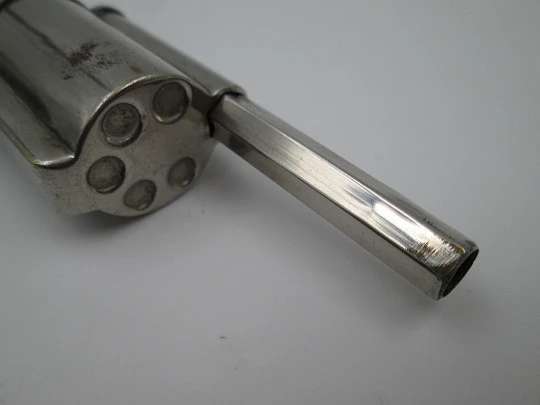 Raro combo mecánico victoriano. Revólver. Metal plateado y madera. 1880