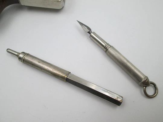 Raro combo mecánico victoriano. Revólver. Metal plateado y madera. 1880