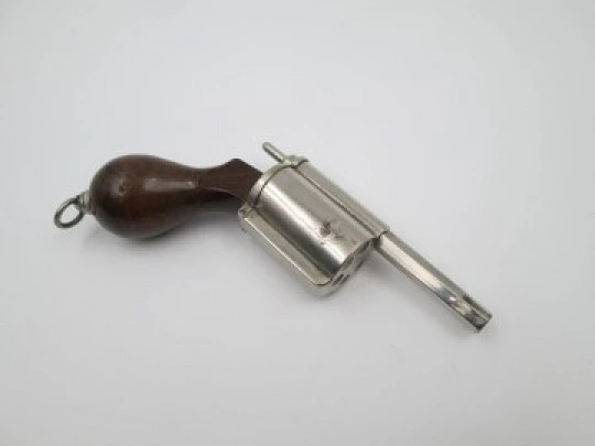 Raro combo mecánico victoriano. Revólver. Metal plateado y madera. 1880