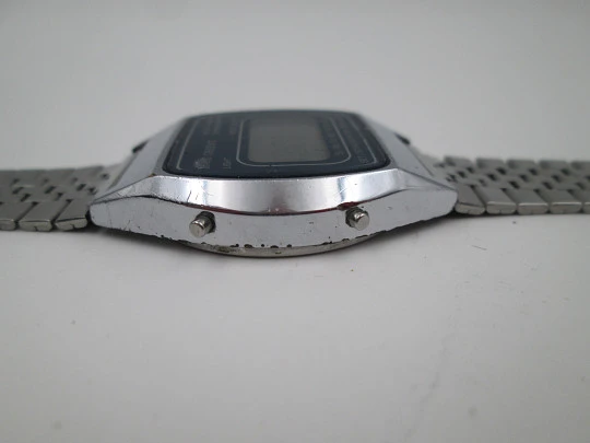 Raro cronógrafo digital Orient. Metal cromado y acero inoxidable. Brazalete. 1970. Japón