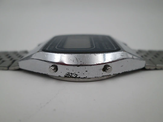 Raro cronógrafo digital Orient. Metal cromado y acero inoxidable. Brazalete. 1970. Japón