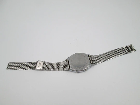 Raro cronógrafo digital Orient. Metal cromado y acero inoxidable. Brazalete. 1970. Japón