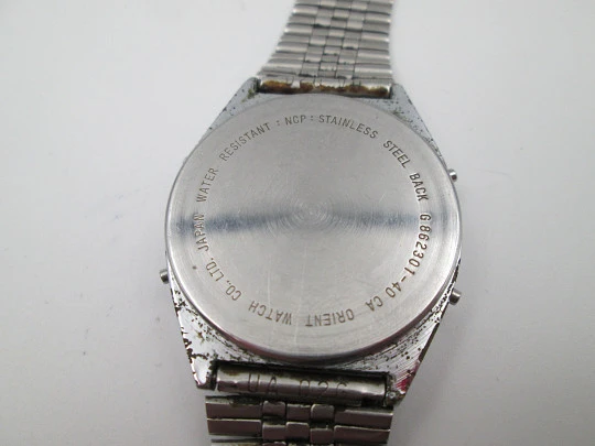 Raro cronógrafo digital Orient. Metal cromado y acero inoxidable. Brazalete. 1970. Japón