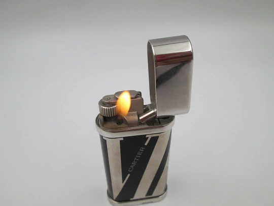 Raro encendedor a gas Cartier Le Must números romanos. Paladio y laca de China