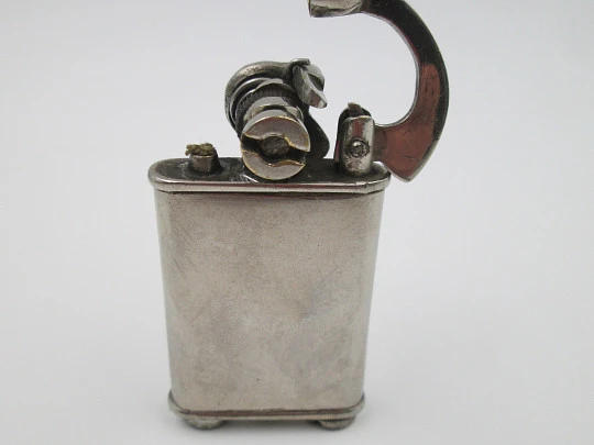 Raro encendedor europeo de martillo con manivela de arranque. Metal plateado. 1930