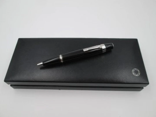 Raro esferógrafo Montblanc Boheme. Resina negra y metal platinado. Estuche