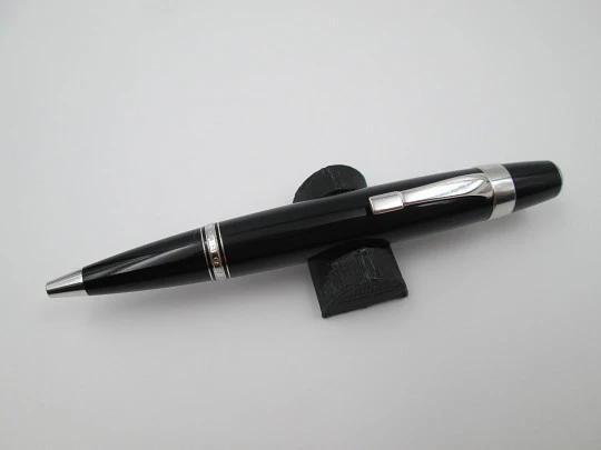 Raro esferógrafo Montblanc Boheme. Resina negra y metal platinado. Estuche