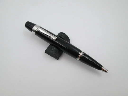 Raro esferógrafo Montblanc Boheme. Resina negra y metal platinado. Estuche