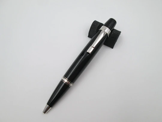 Raro esferógrafo Montblanc Boheme. Resina negra y metal platinado. Estuche