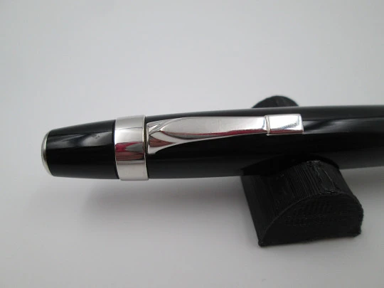 Raro esferógrafo Montblanc Boheme. Resina negra y metal platinado. Estuche