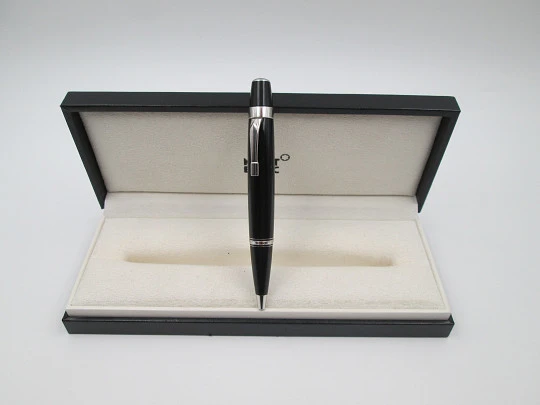 Raro esferógrafo Montblanc Boheme. Resina negra y metal platinado. Estuche