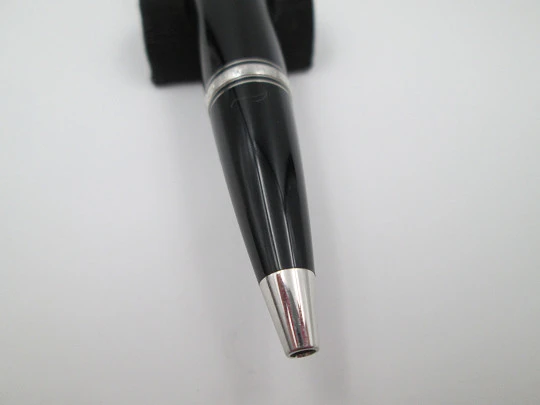 Raro esferógrafo Montblanc Boheme. Resina negra y metal platinado. Estuche