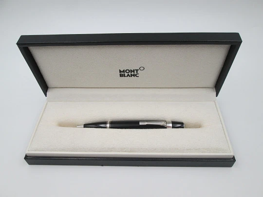 Raro esferógrafo Montblanc Boheme. Resina negra y metal platinado. Estuche