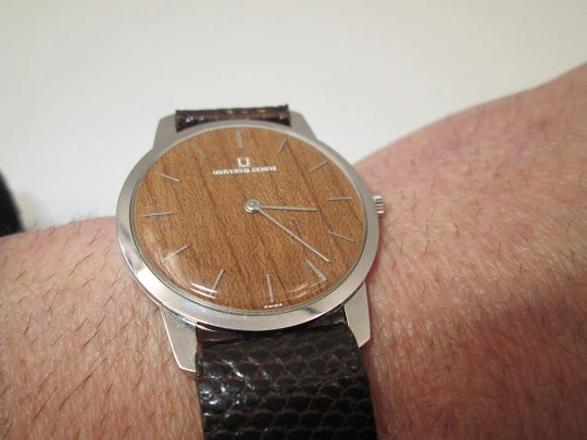 Raro reloj de vestir Universal Geneve. Caja acero extra plana y esfera madera. Cuerda