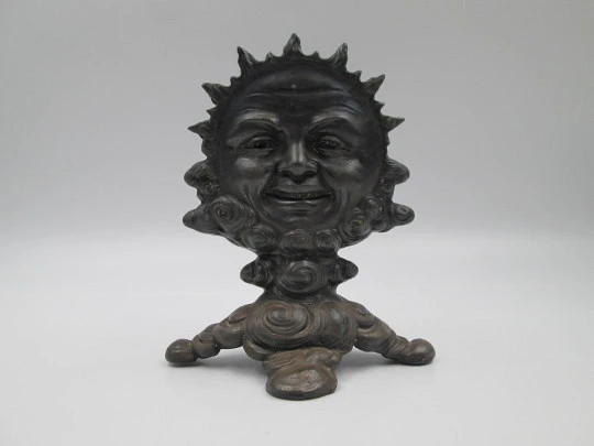 Raro soporte figurativo de cuchillos para servicio de mesa. Figura infantil doble rostro