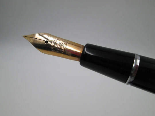 Regia Super desk fountain pen. Black plastic. 14k gold nib. 1950's. Spain