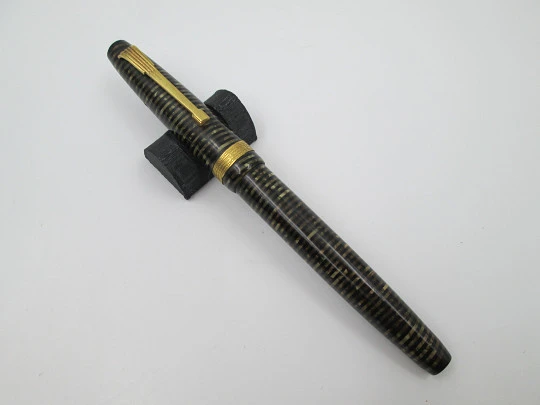 Regia Super fountain pen. Fluted celluloid & gold plated details. 14k gold nib. 1950's