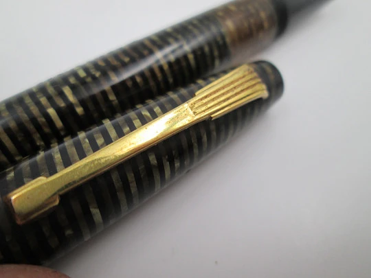 Regia Super fountain pen. Fluted celluloid & gold plated details. 14k gold nib. 1950's