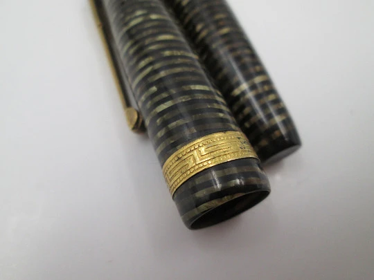 Regia Super fountain pen. Fluted celluloid & gold plated details. 14k gold nib. 1950's
