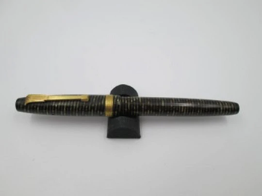 Regia Super fountain pen. Fluted celluloid & gold plated details. 14k gold nib. 1950's