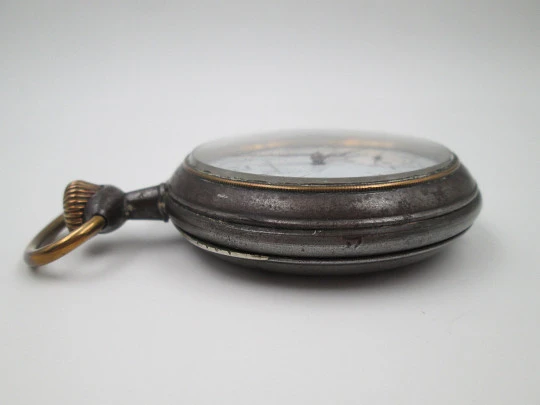 Régulateur. Hierro y metal dorado. Cuerda remontoir. Dial bicolor. Suiza. 1910