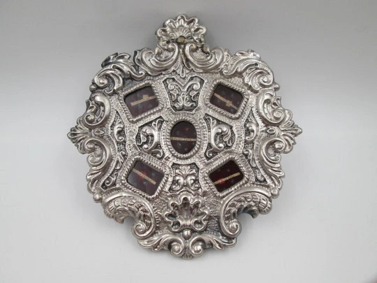 Relicario de pared circular estilo barroco con cinco reliquias. Plata de ley. España. 1970