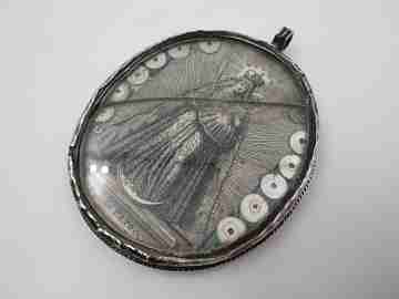 Relicario oval Virgen del Patrocinio (Sevilla). Plata de ley. España. 1870
