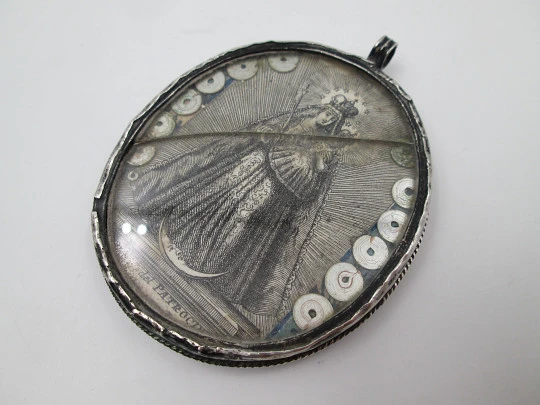 Relicario oval Virgen del Patrocinio (Sevilla). Plata de ley. España. 1870