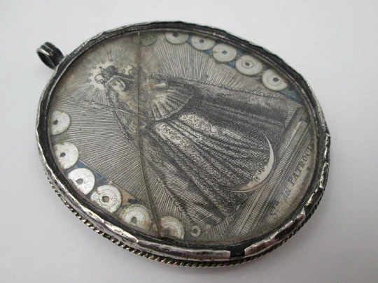 Relicario oval Virgen del Patrocinio (Sevilla). Plata de ley. España. 1870