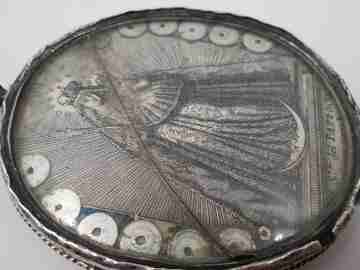 Relicario oval Virgen del Patrocinio (Sevilla). Plata de ley. España. 1870