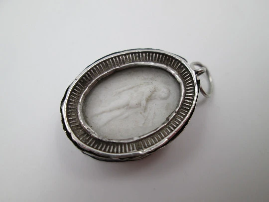 Relicario oval. Plata de ley y marfil. Relieve. Siglo XIX. J. G. Perboyre