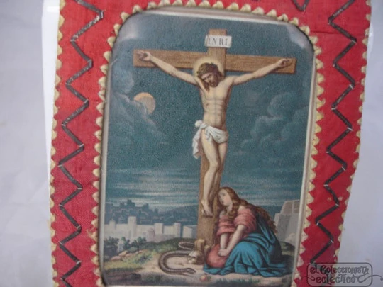 Relicario. Tela color y metal. Cristo en la cruz. Rectangular. 1970