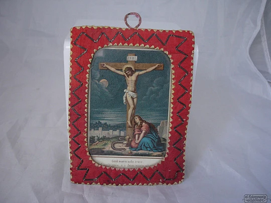 Relicario. Tela color y metal. Cristo en la cruz. Rectangular. 1970