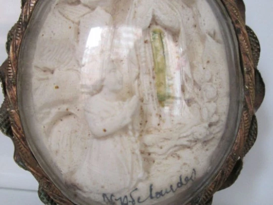 Relicario. Yeso y cerco metal dorado. 1940. Virgen de Lourdes
