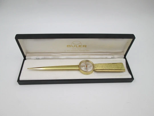 Reloj abrecartas Buler. Metal dorado. Cuerda manual. Calendario. Estuche. Suiza. 1970