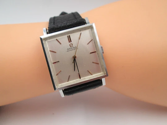 Reloj automático unisex Omega. Acero inoxidable. Caja cuadrada. Dial gris. 1960 Reloj automático unisex Omega. Acero inoxidable. Caja cuadrada. Dial gris. 1960