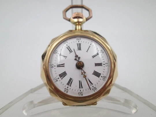 Reloj bolsillo decagonal oro amarillo 14k. Dial porcelana. Remontoir. Motivos florales. 1890