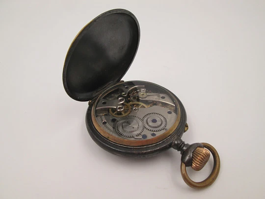 Reloj bolsillo hierro pavonado y metal dorado. Dial decorado. Remontoir. 1900